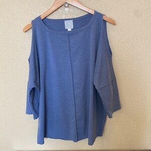 Sunday Blue 3/4 sleeve blouse t-shirt Medium seam detail